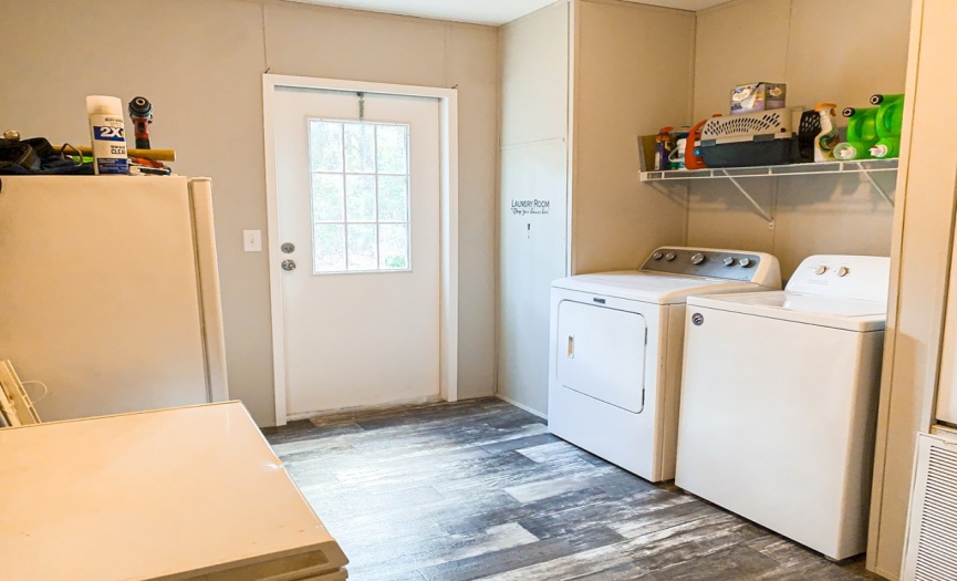 Laundry room with rear enterance.