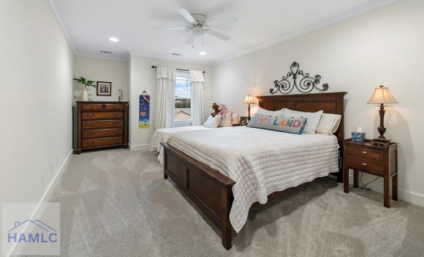 Guest room w/ its own walk-in closet & private bat